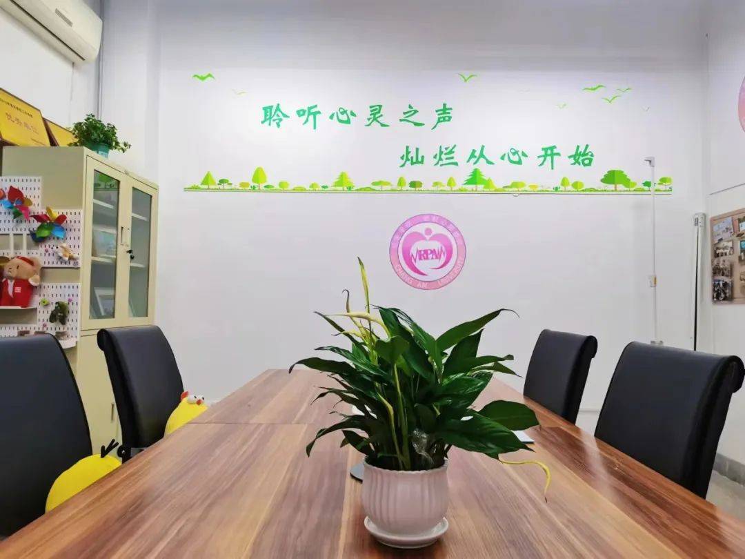 学校心理健康教育与咨询示范中心"和"全国高校心理健康教育与咨询示范