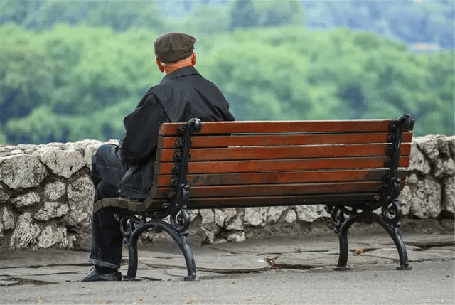 早读:人到晚年,尽量别向儿女伸手要这4样东西,容易晚景凄凉