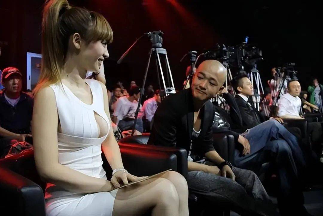 "性感女神"柳岩有多撩人?与她同框都忍不住视线下移,这谁顶得住?