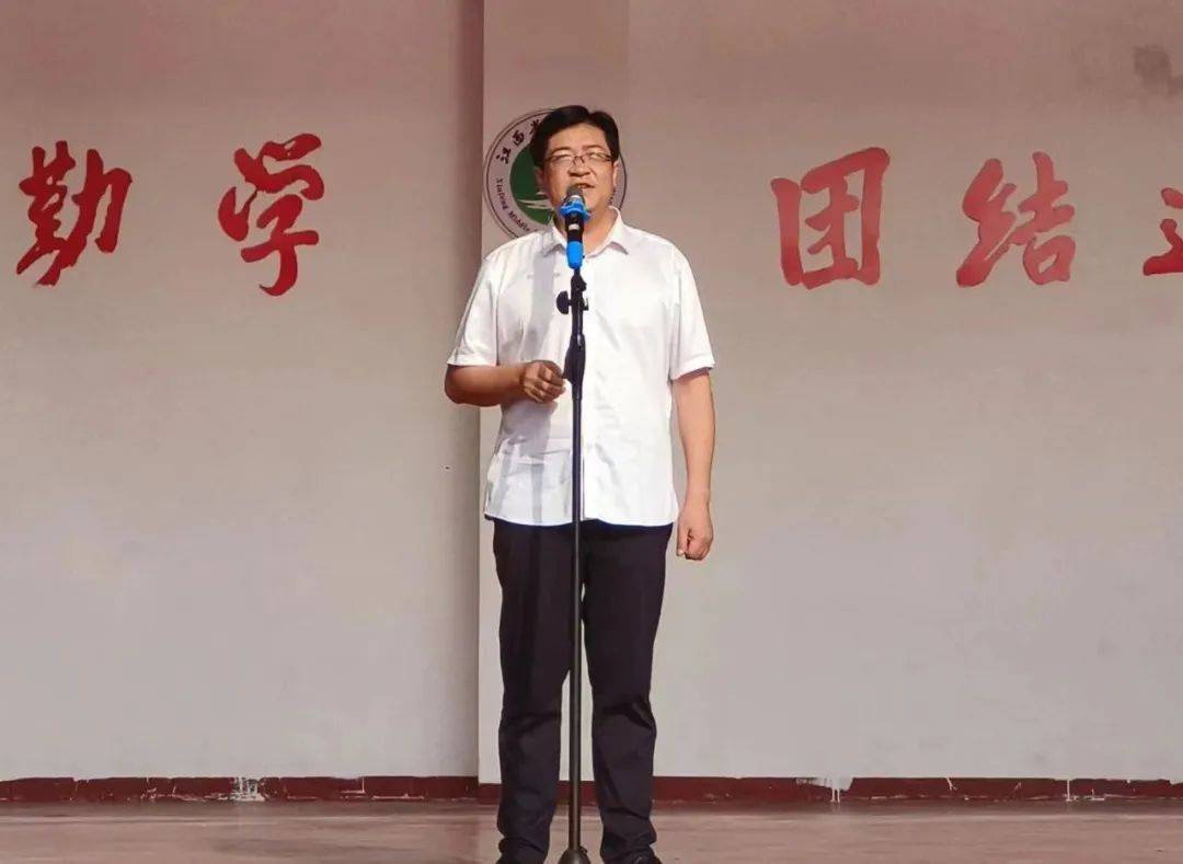 信丰中学召开高二年级第三次月考表彰大会