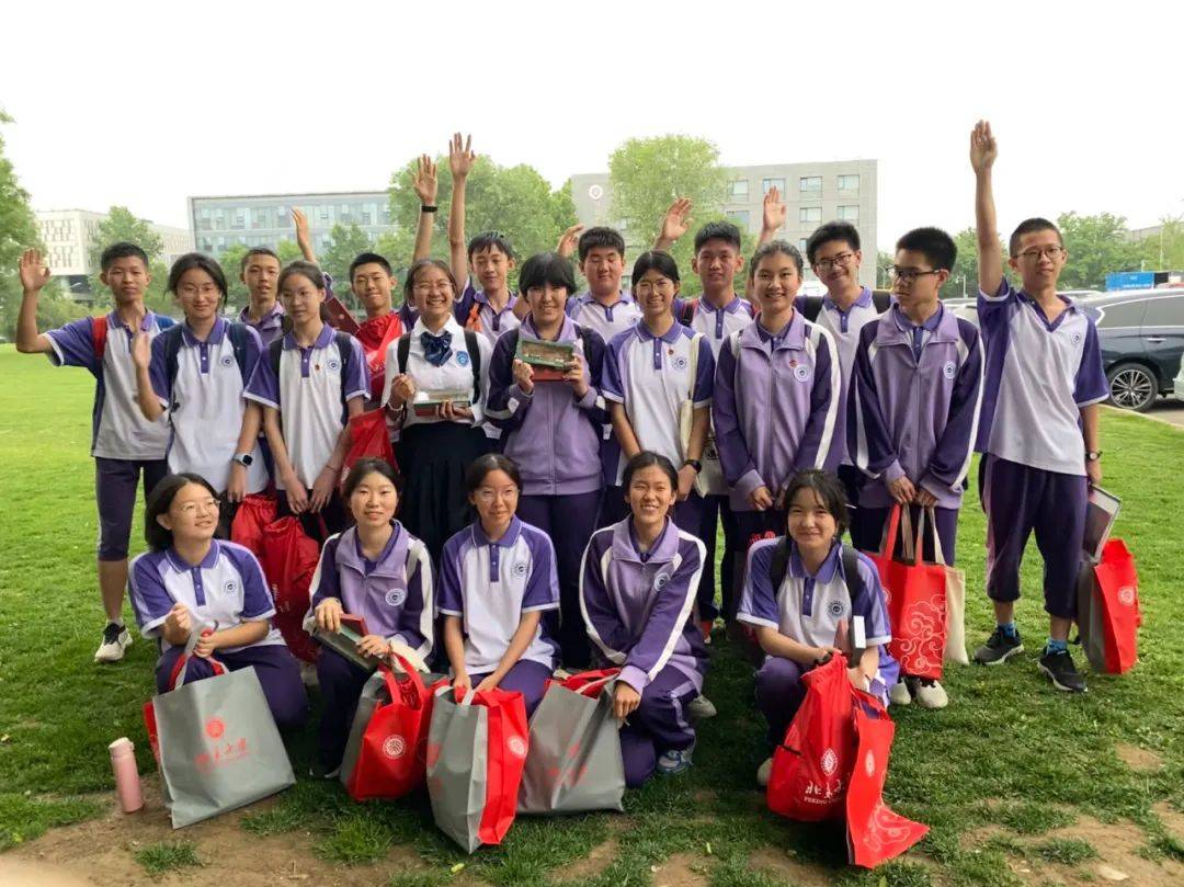 清风过燕园,花木映笑颜.