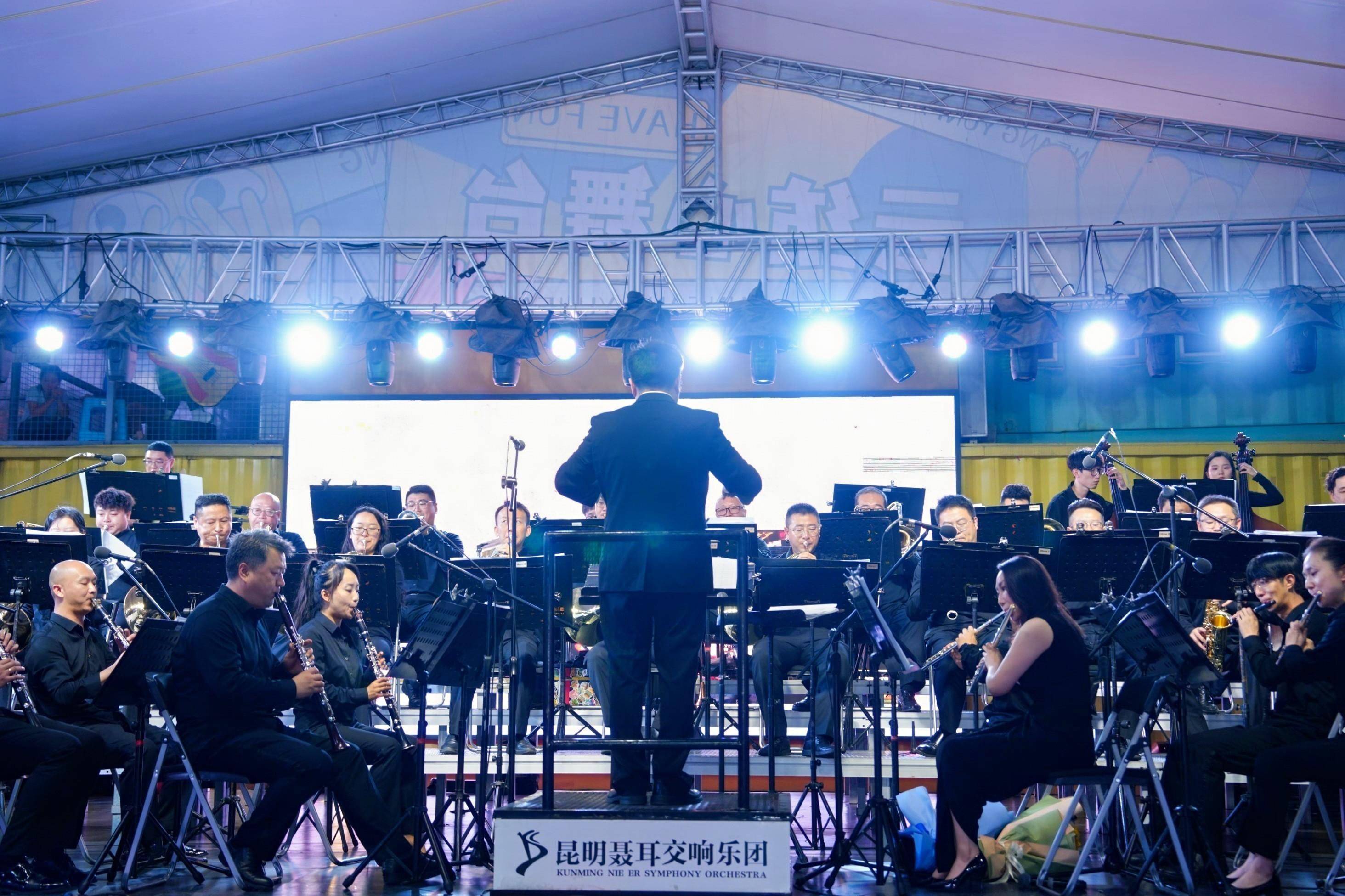 的《再见我的爱人》;80后喜欢的《mojito》,《龙猫》;90后追捧的"98k"