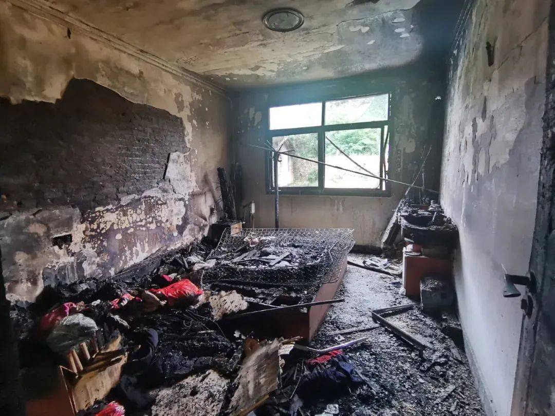 火灾造成该户卧室的床,衣柜观音镇李家沟一房屋起火湖北省十堰市郧西