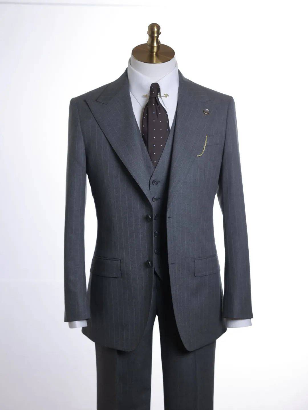 蓝鲸有礼×尘界西装 | 毕业季将至,1000套免费职业肖像照&定制西装