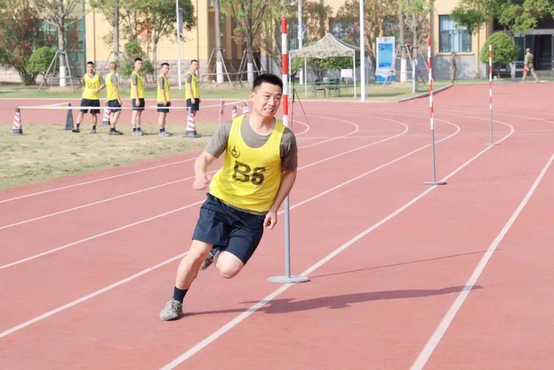 30米×2蛇形跑课目对于身体协调性较差的学员黄良帅来说无疑是个挑战