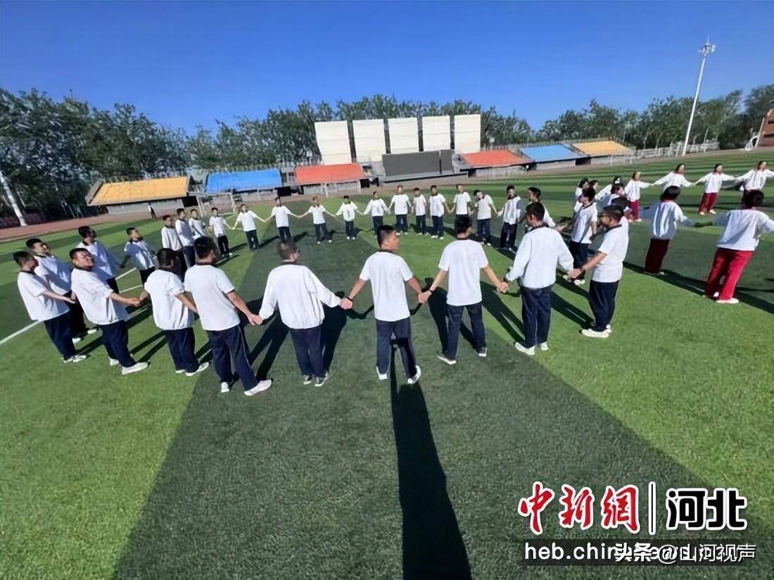 图为邯郸市第四中学学生开展生命教育实践系列活动.