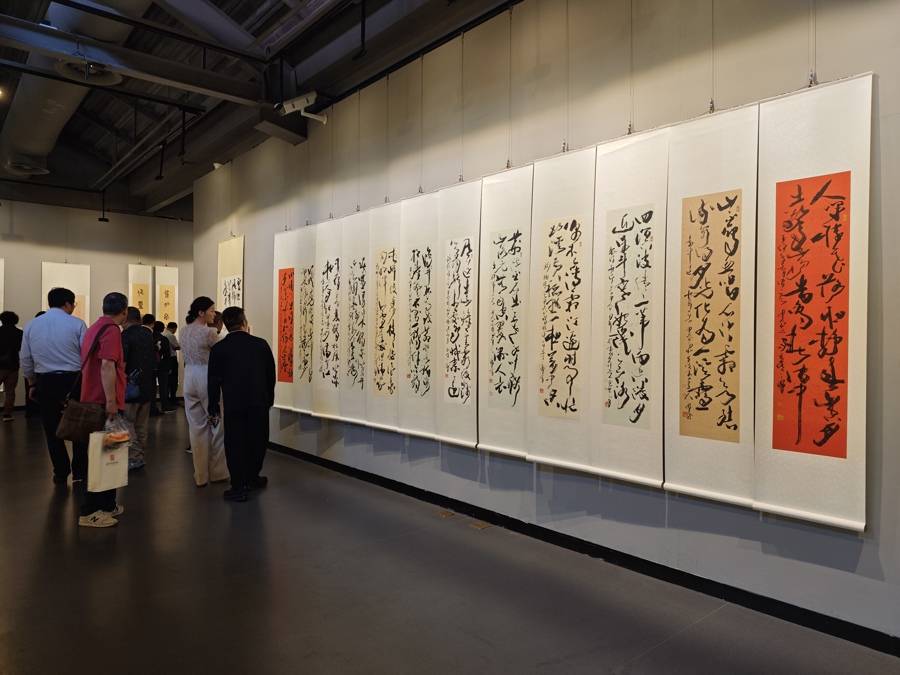 84岁韩天衡亮相师生展说近况,"时常一手扎针,一手拿着笔对着空气描摹"