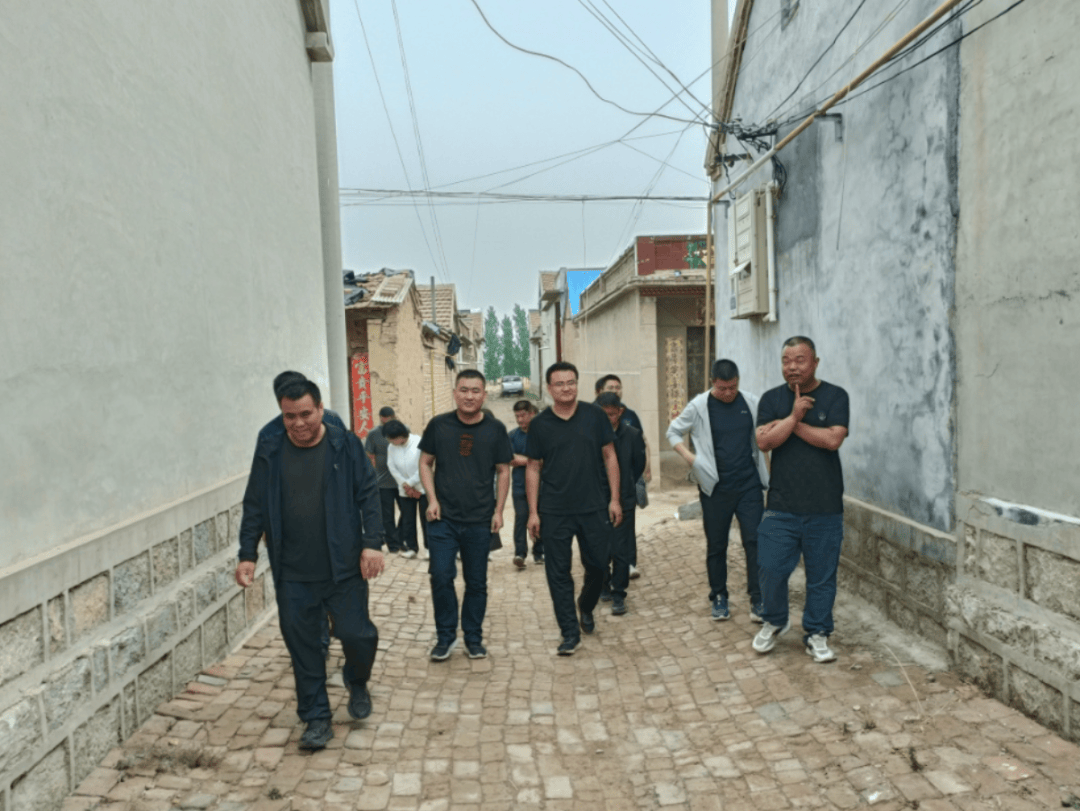 5月25日上午,镇党委副书记,政协委员联络室主任冯振带队开展人居环境