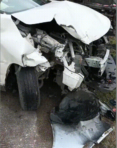 在地一辆白色小车与一辆三轮车发生碰撞上林西燕岜独村发生一起车祸