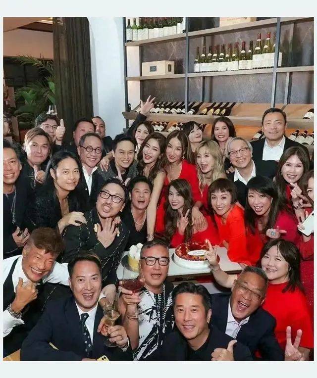 张智霖,袁咏仪参加周汶锜50岁生日派对,三个50 同框,像大学生合照!