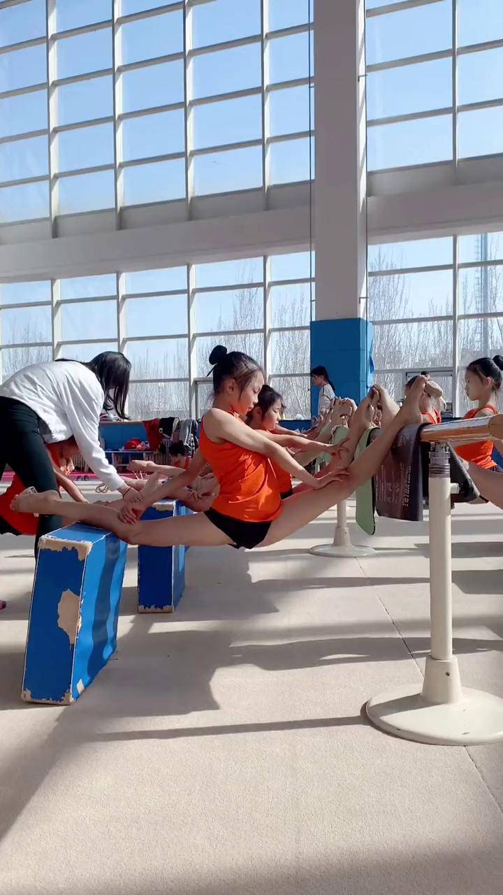 压腿垫的故事,不是广告日常训练 艺术体操