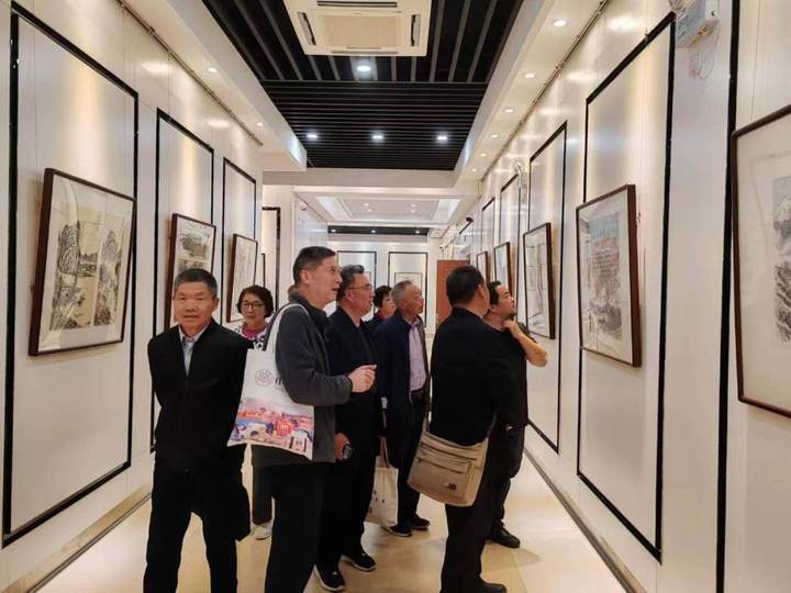 握枪的手拿起画笔 退休12年后他在家乡衢州开个展