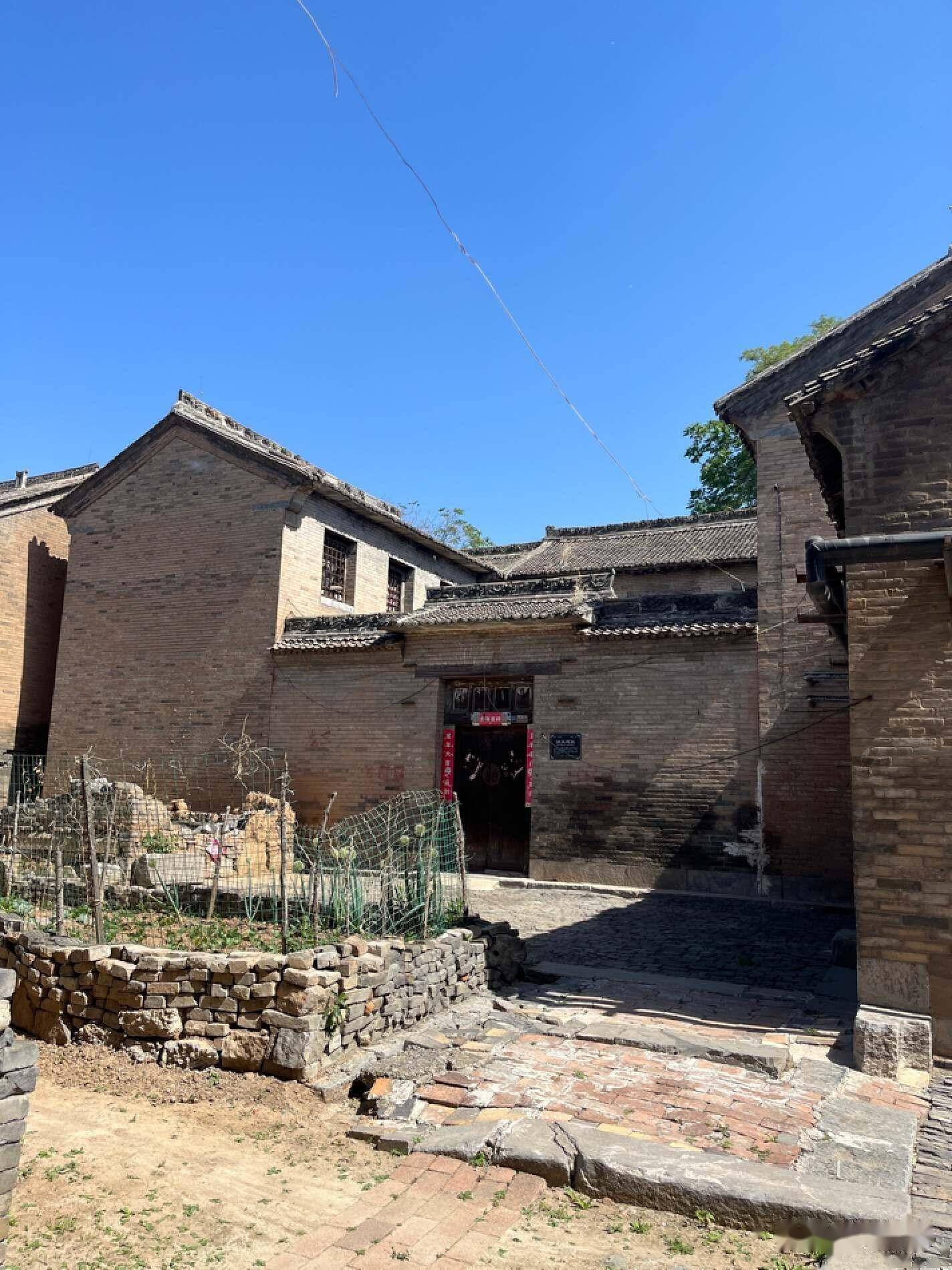 高都看点也不少,本身高都古镇就是中国历史文化名镇,镇内随处可见明清