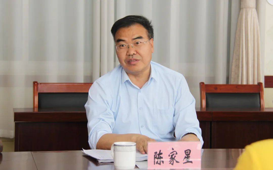 青岛二中李玉晓副校长介绍了学校"坚持一个核心,突破二个瓶颈,实现三
