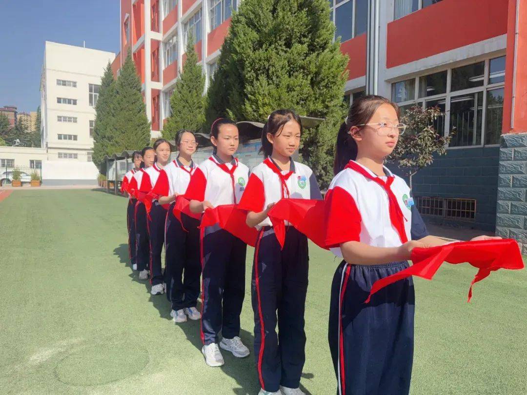 晋城市沁水县东关小学举行了"红领巾爱祖国"入队仪式.