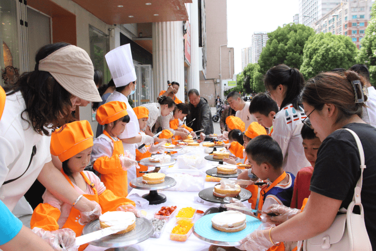 六盘水车务段:亲子蛋糕diy强化"幸福家庭"创建_活动_关爱_氛围