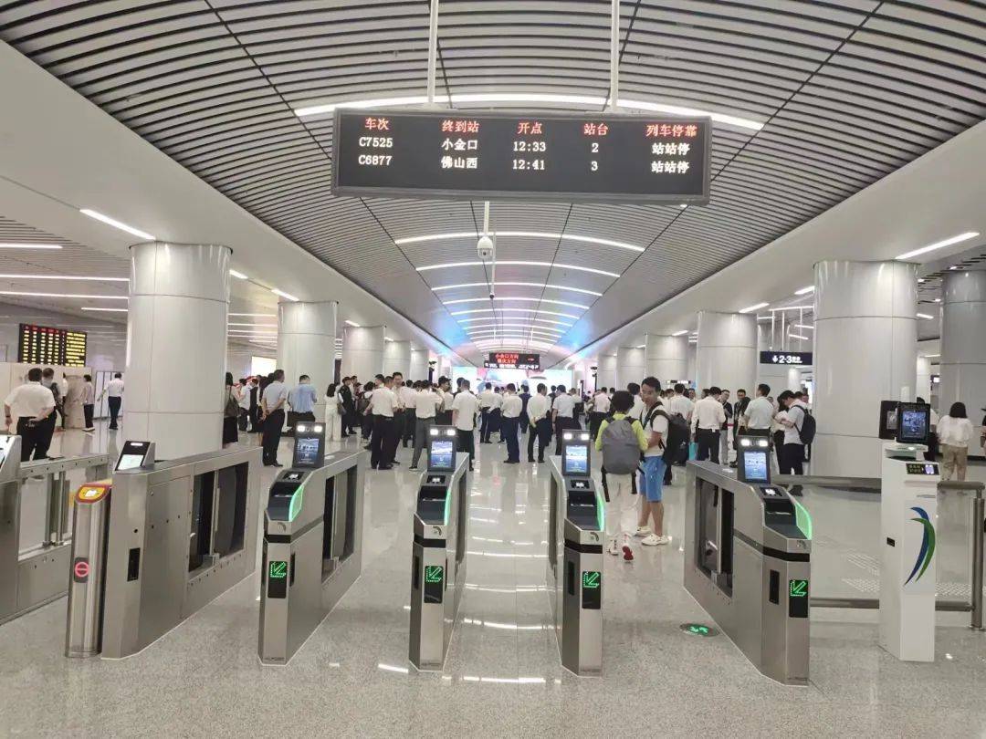 广州地铁二,七,二十二号线和佛山地铁二号线,西平西站换乘东莞地铁二