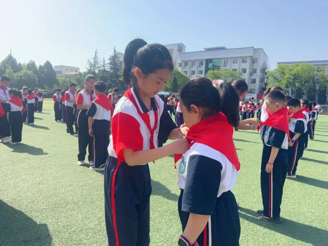 晋城市沁水县东关小学举行了"红领巾爱祖国"入队仪式.