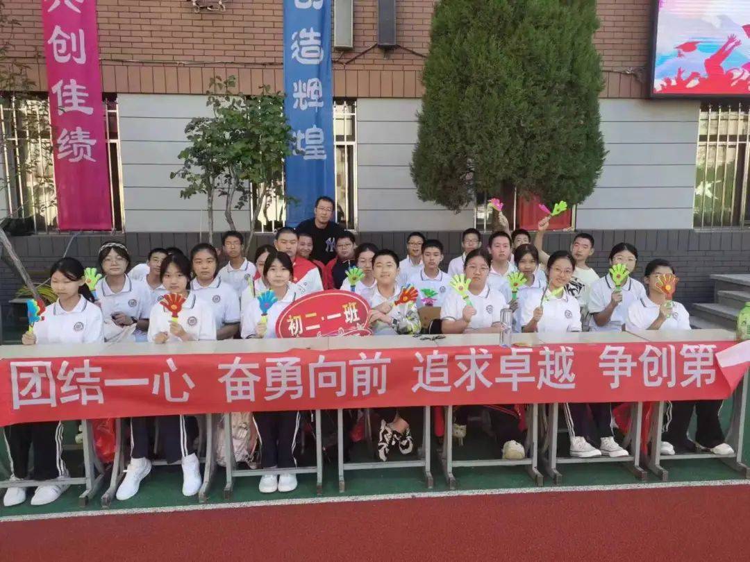 虎滩校区舞蹈:赵梓彤,郭玥辰,程玺如,王鹤霖吉他:李炳燃歌曲:吴林泽