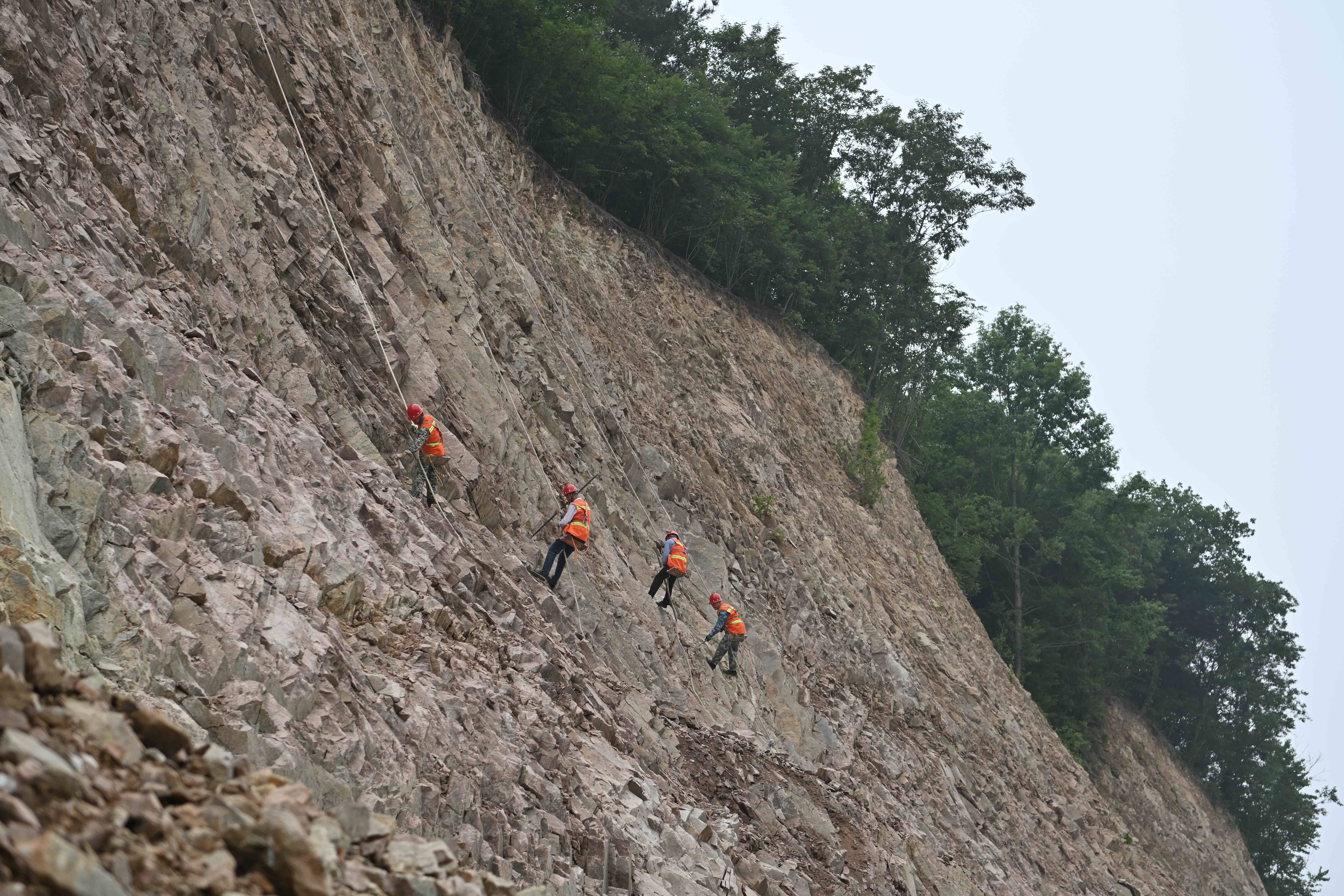 立足防大汛抢大险救大灾 信阳组织干线公路汛期抢险应急保通演练
