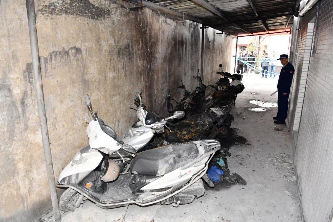 电动自行车凌晨起火,检察官以案说法现身参与火灾事故警示现场会