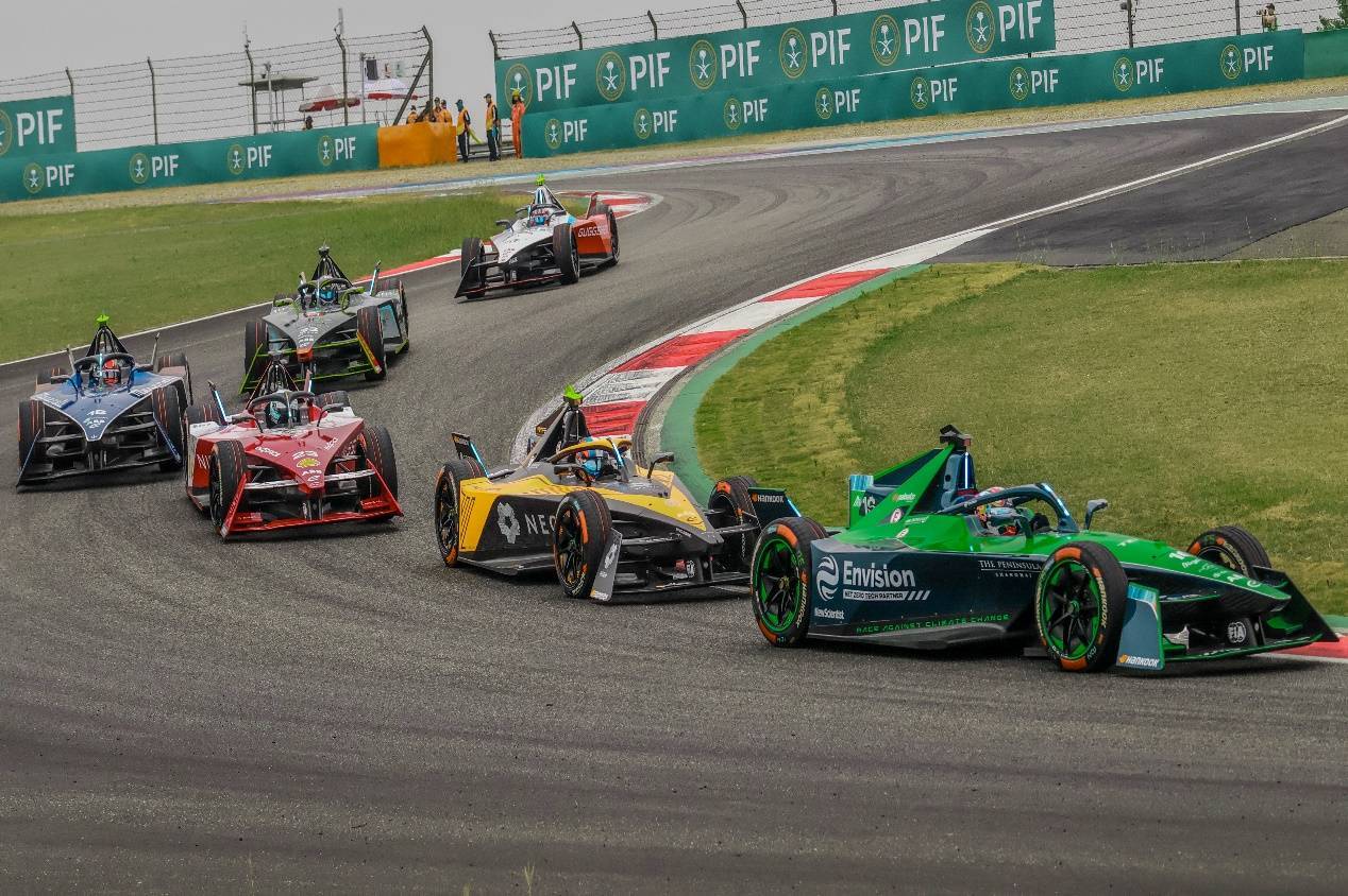 上海首秀展现独特魅力,fe电动方程式打动年轻车迷_比赛_国际赛车场