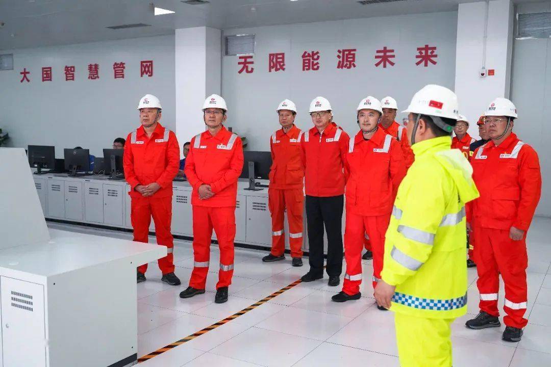 在福建公司驻地和漳州lng接收站,张伟详细了解市场开拓,生产运行,工程