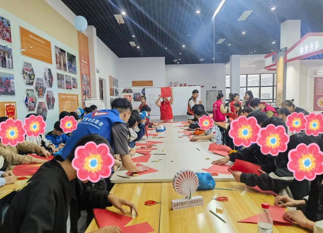 在剪纸课堂,折,画,剪,一个个小窍门,让孩子们剪裁出更精美的作品.