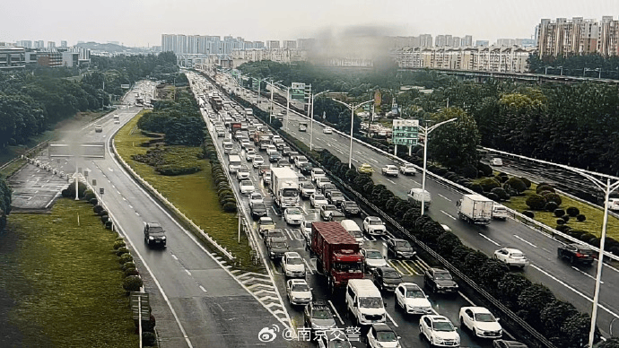 南向北,启迪大街-高桥门枢纽北向南,铁心桥加油站往二桥方向车辆缓行