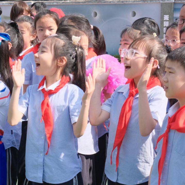 古北路小学一曲动感的啦啦操表演拉开了长宁路小学"龙腾虎跃 健康成长