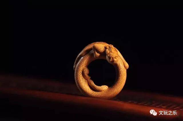 竹雕工艺在中国有着好几千年的历史,欣赏一件小作品螭龙指环