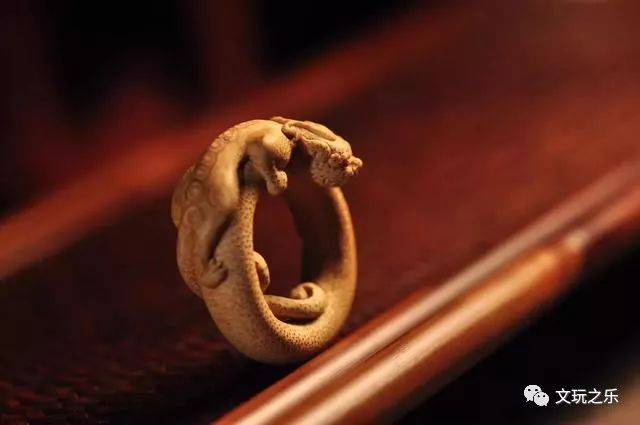 竹雕工艺在中国有着好几千年的历史,欣赏一件小作品螭龙指环