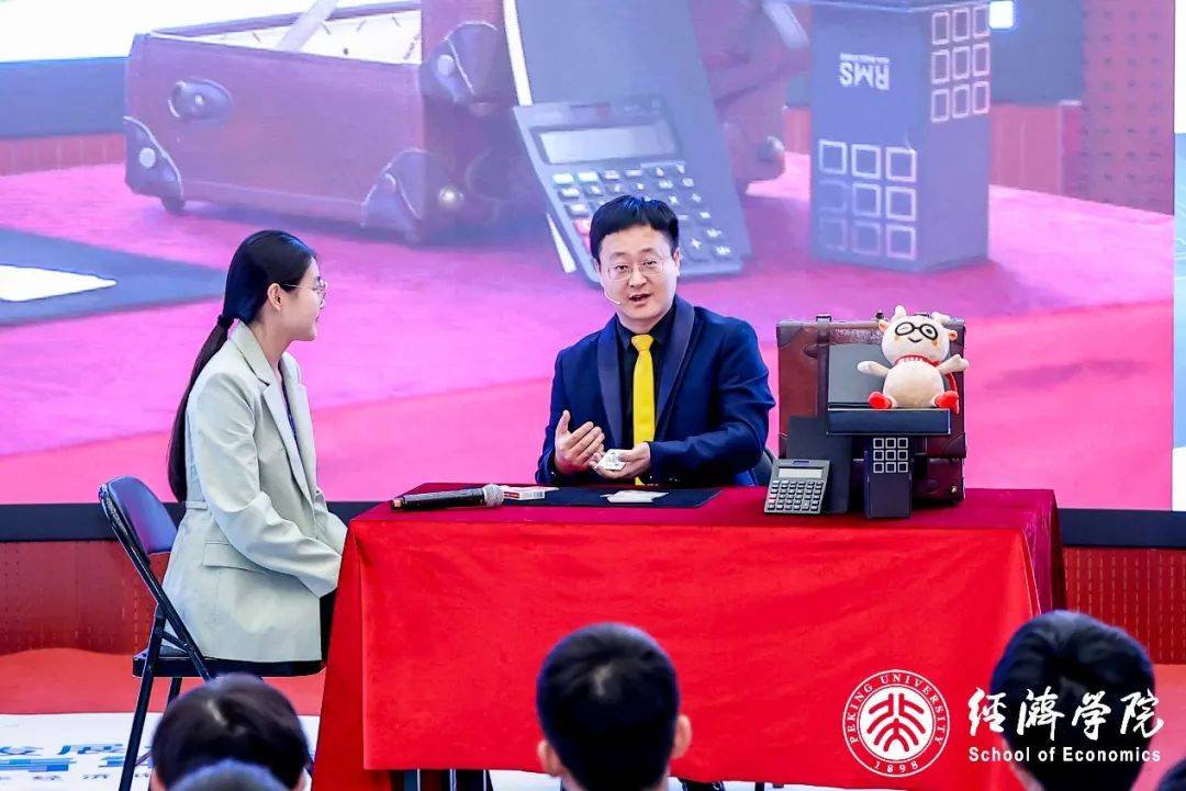 学子展开深入交流△圆桌对话王勇清华大学经济学研究所长聘教授当前