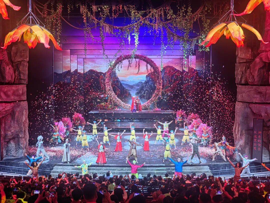 "嘉宾点赞情景山里剧《秘境神农架》_演出_舞台_留学生