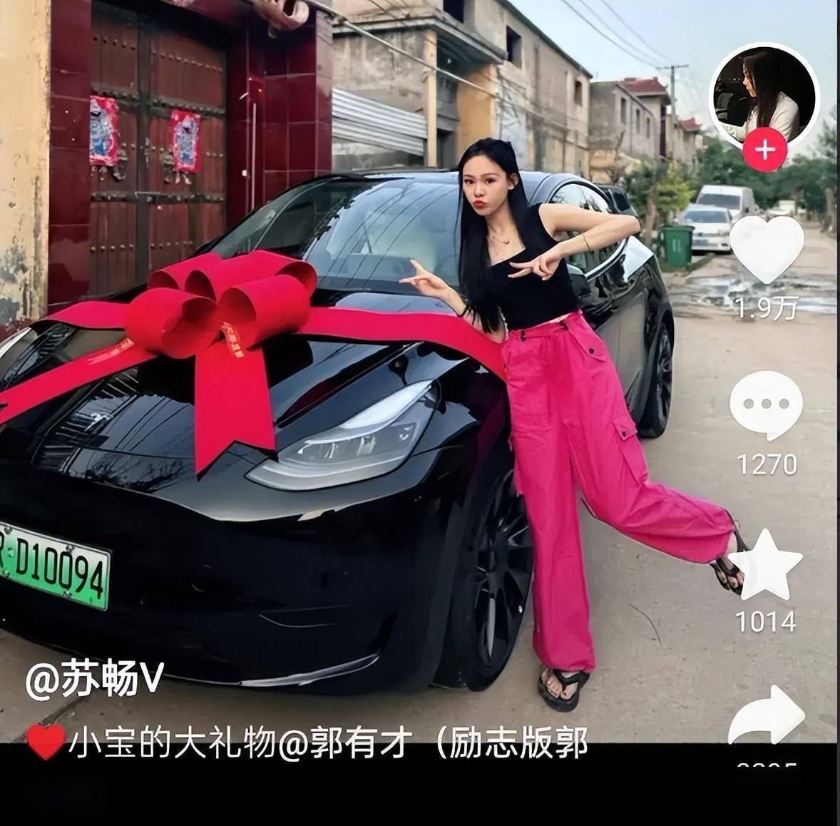 该网友表示郭有才女友苏畅手上戴的手表是大牌,苏畅还有lv的围巾和