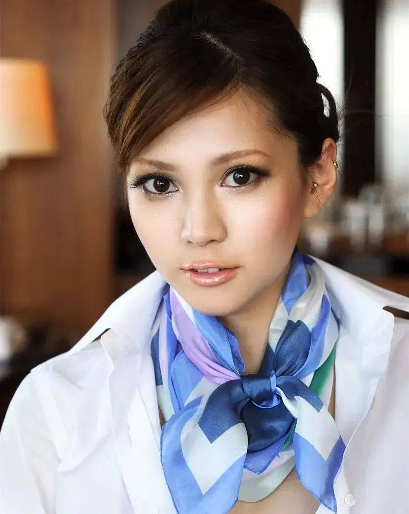 翻牌||岛国最美空姐!黑丝大长腿诱人,真顶不住