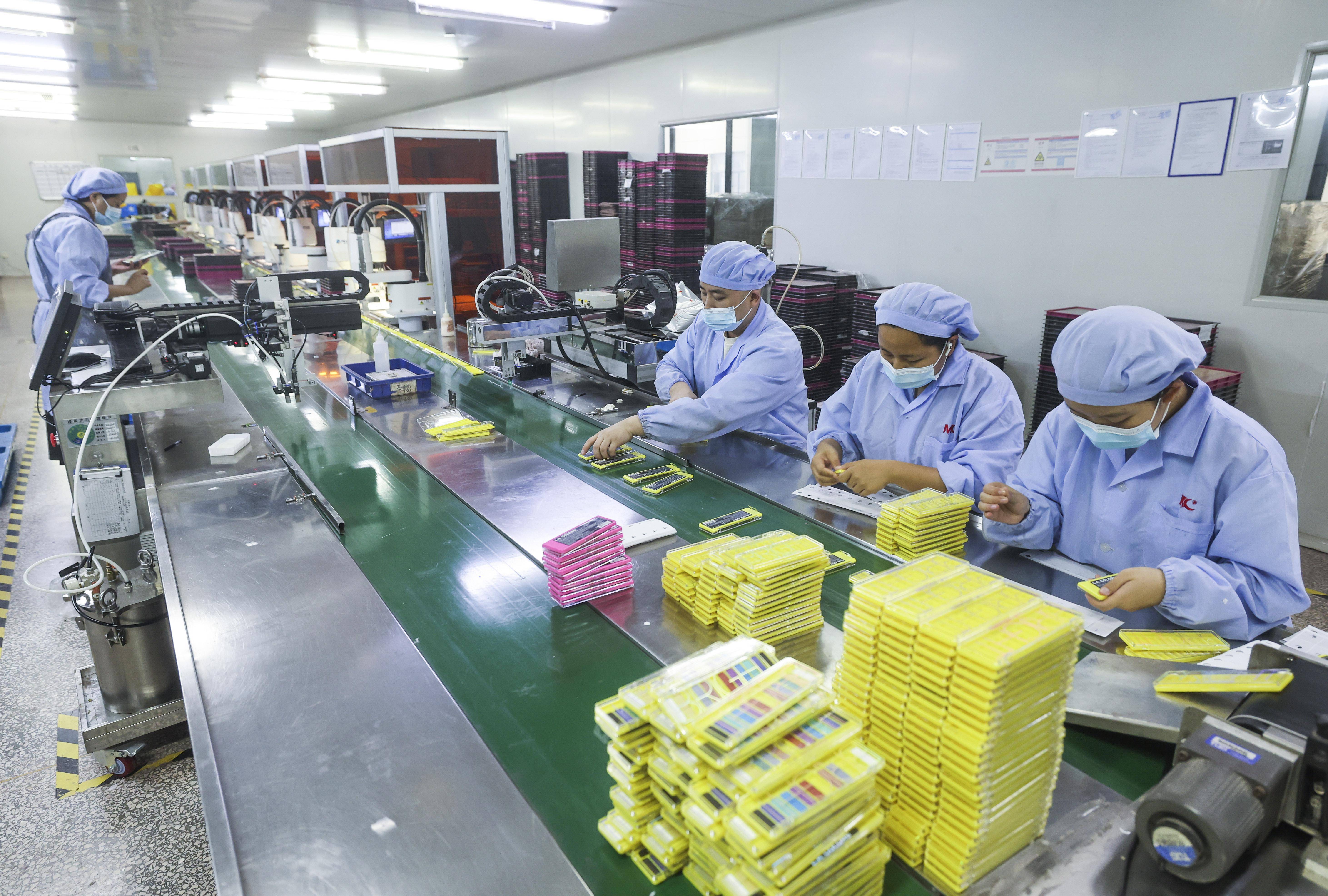 5月28日,在位于金华市金东区的金华市曼彩化妆品有限公司,工人在流水