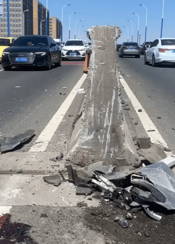 5月26日 呼市金海路一面包车撞上路中隔离桩 现场留有大摊血迹