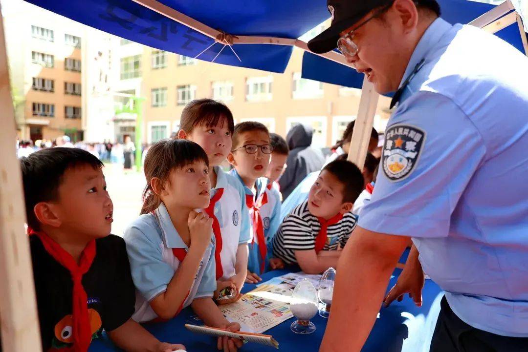 护你"童"行——西宁公安平安集市"进校园"系列活动之首场活动开场