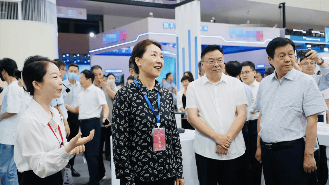 河南省委网信办主任郭岩松,中共信阳市委常委,宣传部部长曲尚英参观