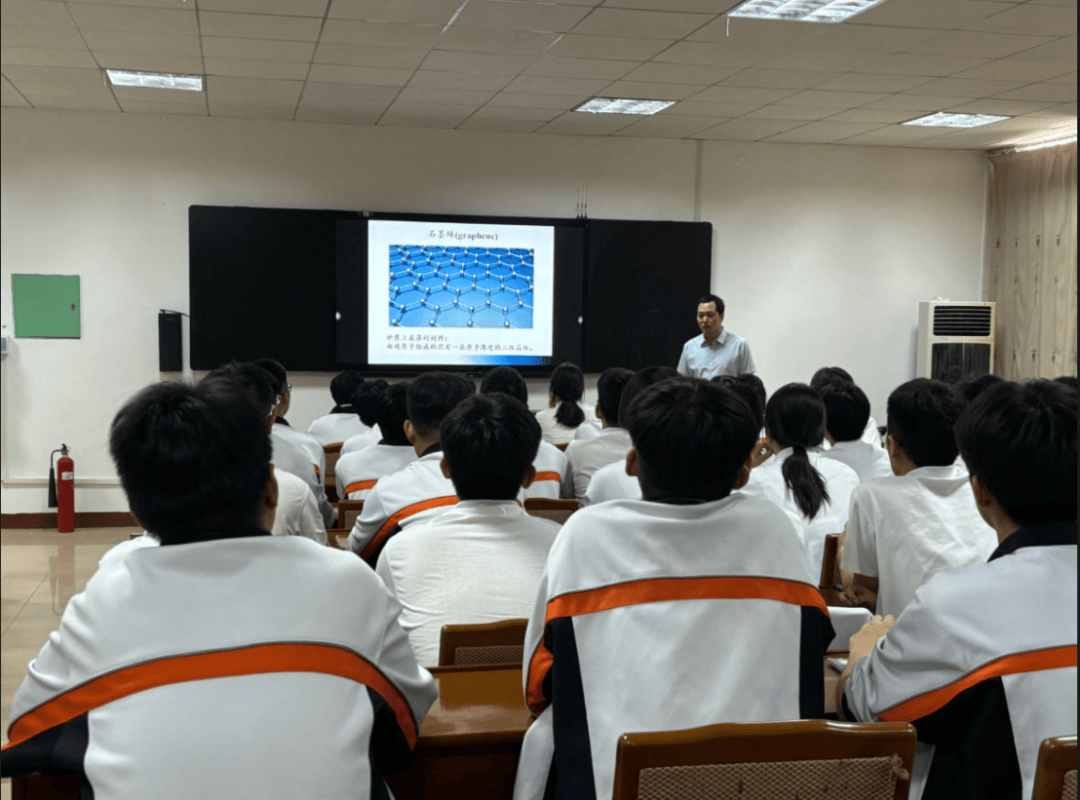 物理与信息工程学院科普团队前往沧州市第二中学开展科普讲座_张青青