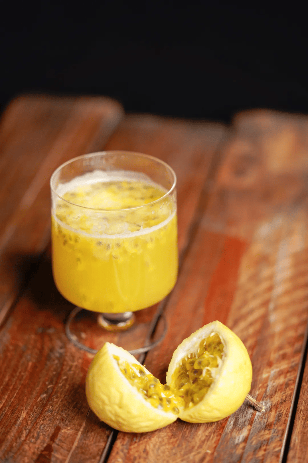 黄金百香果,一口体验多种果香.