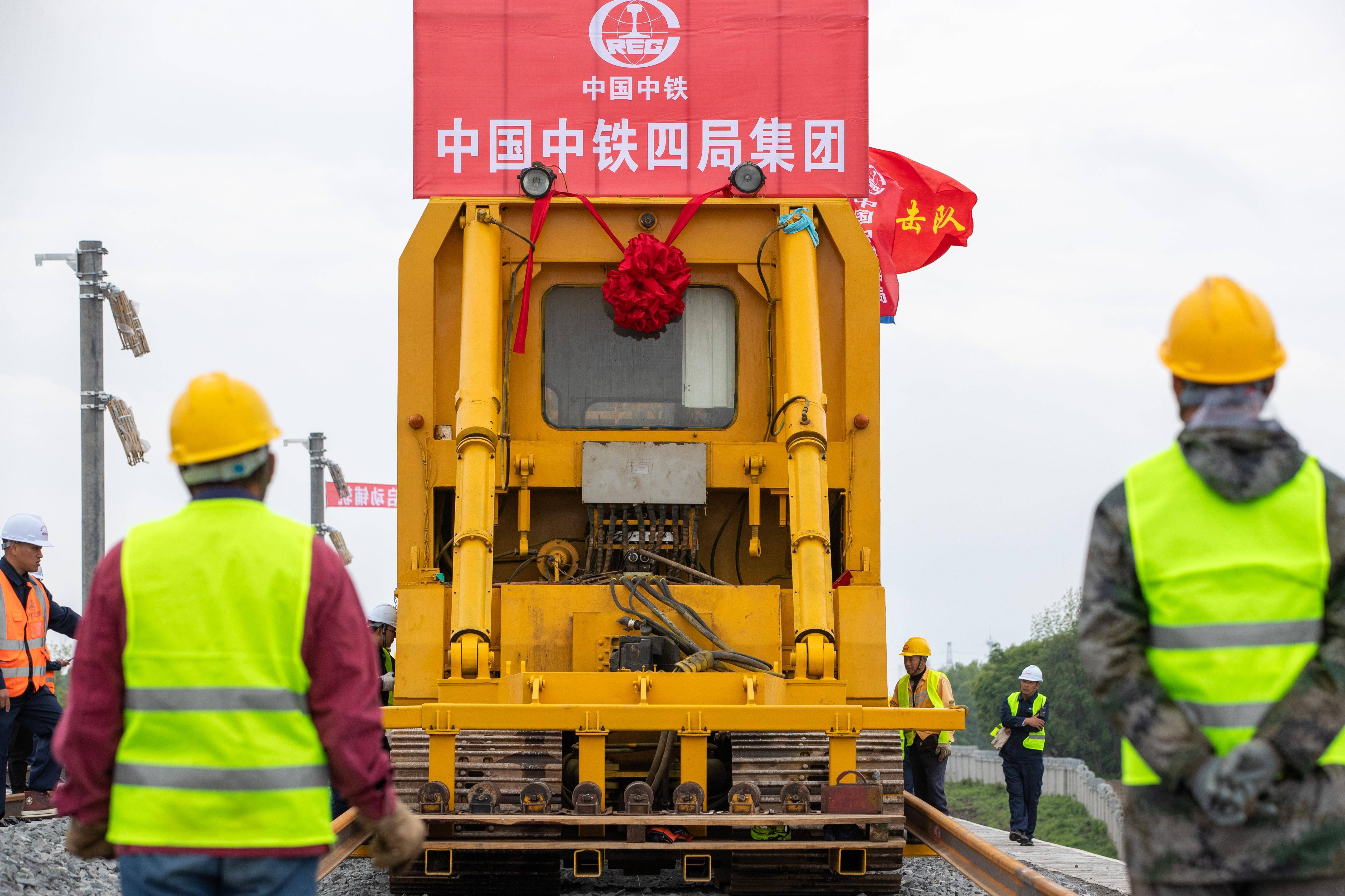 新华全媒 丨在建最北高寒高铁正式铺轨 加速"城际穿梭"进程_我国_哈伊