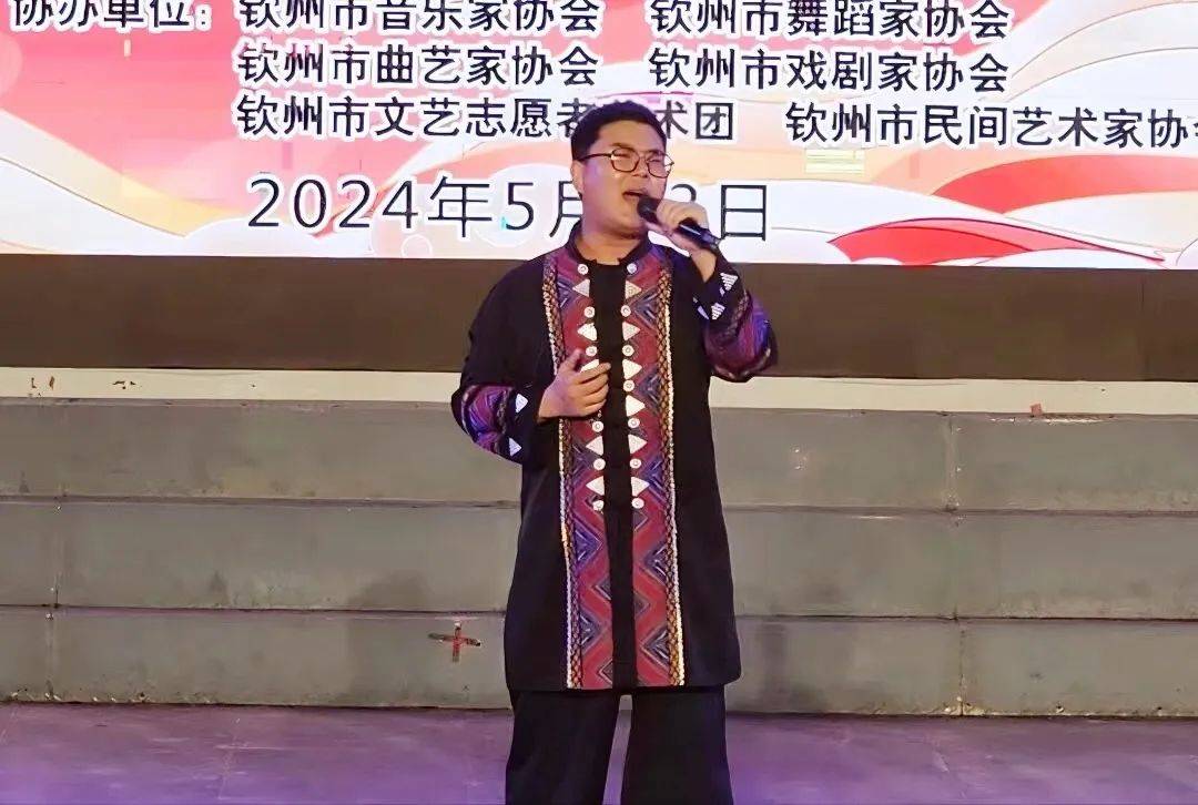 钦州市举办"56123"中国文艺志愿者服务日暨全民艺术普及专场晚会