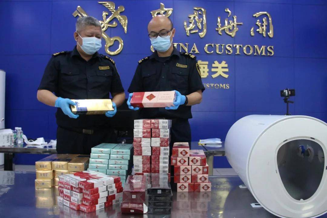 发现x光机过机图像异常,图像显示该热水器的内部有大量规格相同的长方