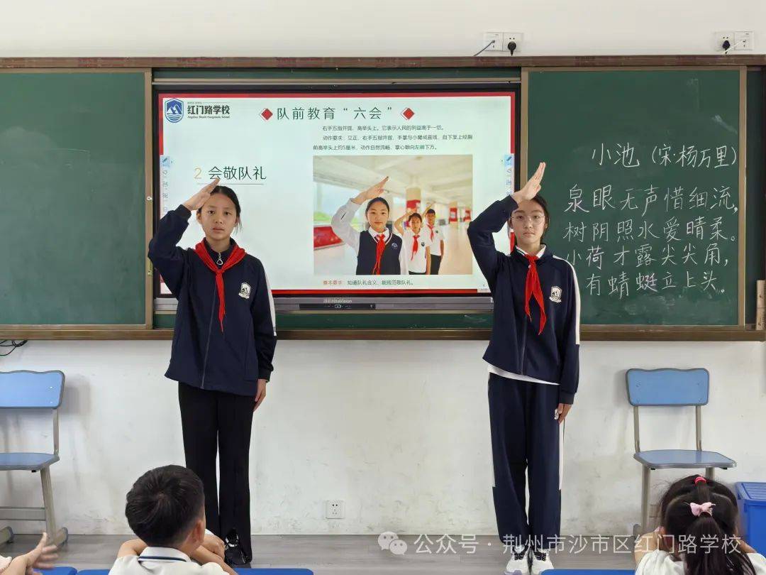 少先队员代表们利用课余时间,走进一年级各班,围绕队前教育知识"六知