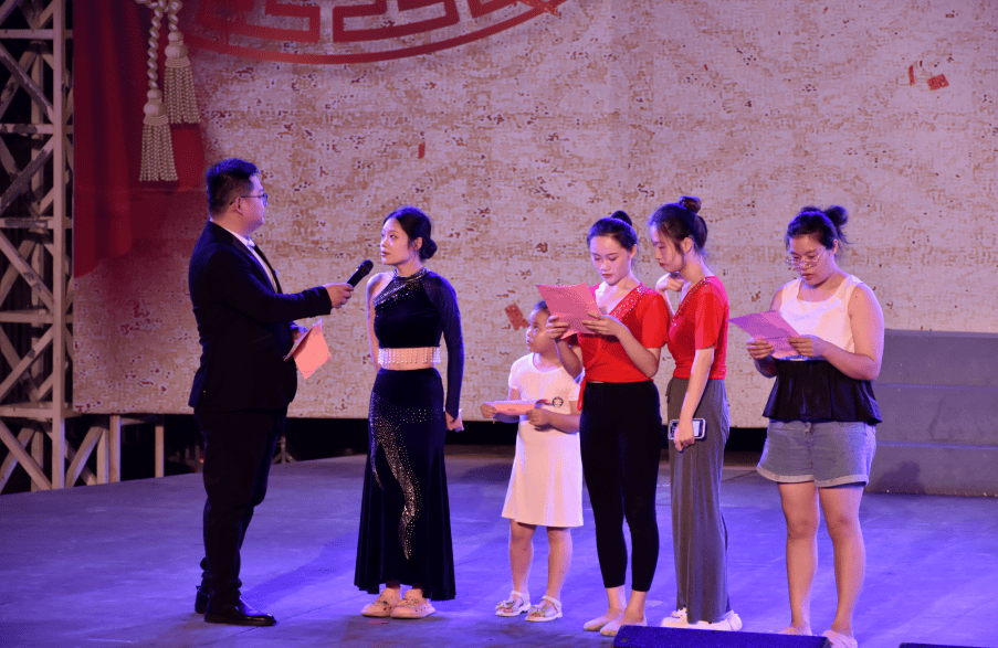 钦州市举办"56123"中国文艺志愿者服务日暨全民艺术普及专场晚会