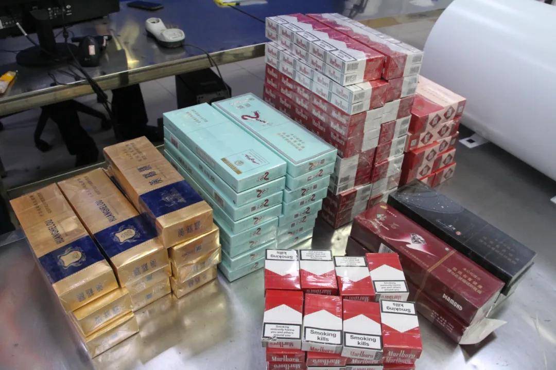 发现x光机过机图像异常,图像显示该热水器的内部有大量规格相同的长方