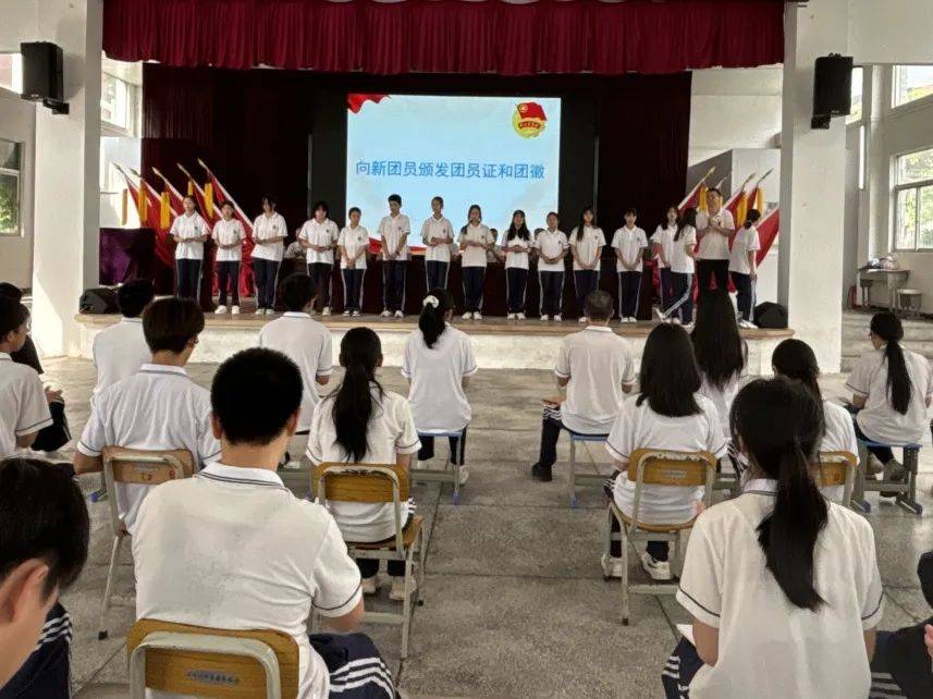 接着,田心中学团委书记陈武生宣读了2024年潮南区田心中学优秀团干部