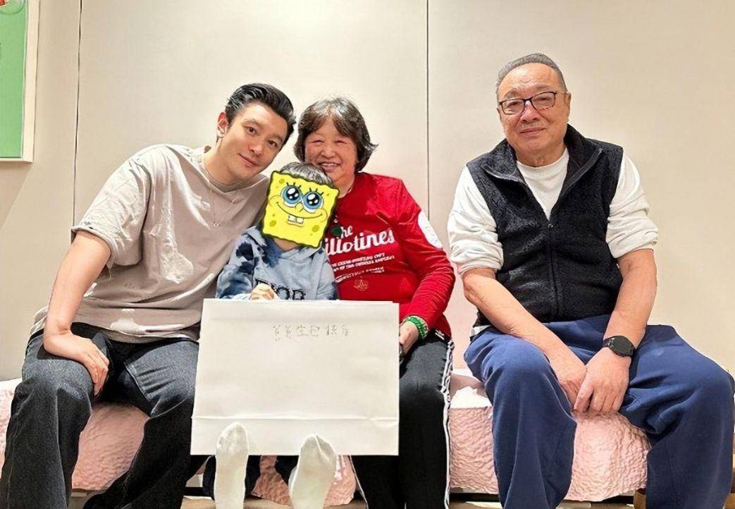 董卿参加儿子学校义卖,儿子是小海绵学长,baby礼服珠宝高调亮相